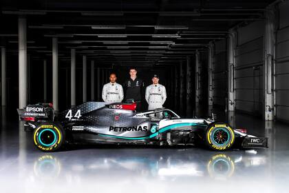 Toto Wolff, Lewis Hamilton y Valtteri Bottas junto al Mercedes-AMG F1 W11 EQ Performance