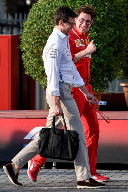 Toto Wolff y Mattia Binotto, los jefes deportivos de las escuderías Mercedes y Ferrari, charlan amigablemente al ingresar al autódromo de Yas Marina; entre ambos se "disputan" a Hamilton para 2021.