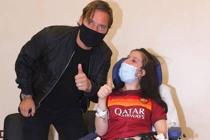 Totti visitó a la joven en el hospital donde está internada. Ella lo esperaba en una silla de ruedas con la camiseta número 10 de Roma puesta