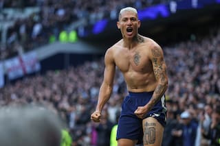 Tottenham y Man United anotan en tiempo de descuento para empatar 2-2 en la Liga Premier