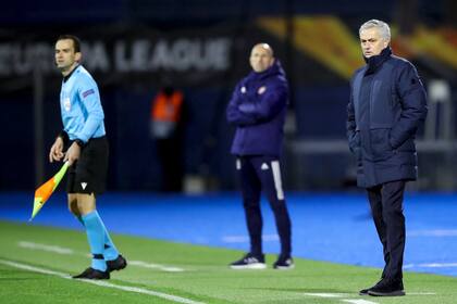 Tottenham's Portuguese coach Jose Mourinho (R) looks on during the UEFA Europa League round of 16 first leg football match between Dinamo Zagreb and Tottenham Hotspur at the Maksimir Stadium in Zagreb, on March 18, 2021. (Photo by Damir SENCAR / AFP)