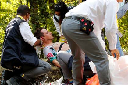 Lukas Postlberger, atendido por una picadura de abeja en la 19ª etapa del Tour de Francia