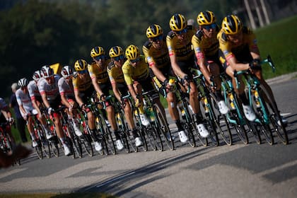 Los ocho ciclistas del equipo Jumbo-Visma corren en pelotón seguidos por el equipo UAE Team Emirates en la etapa 17 del Tour de Francia 2020