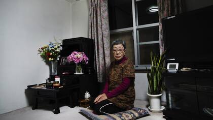 Toyoko Sakai, de 83 años, vive sin compañía en su amplio departamento