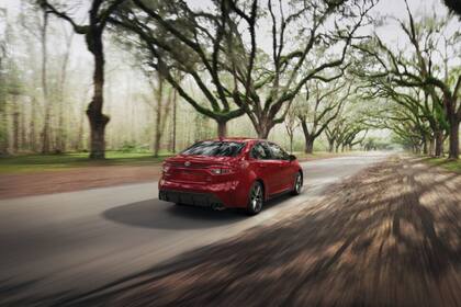 Toyota Corolla Híbrido cuenta con pantalla táctil, Apple CarPlay, Android Auto inalámbricos y conexión Wi-Fi (USNews&WorldReport/ToyotaMotorSales)