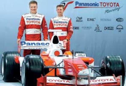 El finlandés Mika Salo y el escocés Allan McNish, el primer binomio de pilotos que presentó en 2002 Toyota en la Fórmula 1