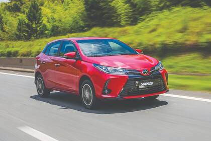 Toyota Yaris. La marca japonesa lo ofrece en sus versiones de cuatro y cinco puertas