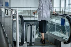 Trabaja en una aerolínea y revela el truco para que tu valija salga primera en la cinta de equipaje