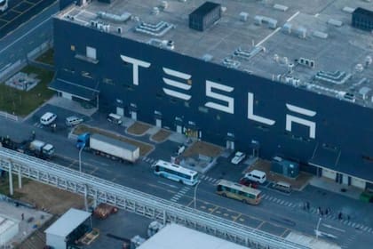 Trabajador de Tesla demanda a la empresa por lesiones tras ataque de robot (Archivo)