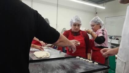 Trabajadoras de la panadería Dignidad Chivilcoy en plena producción de alfajores