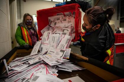 Trabajadoras electorales verifican los votos en Portland, Oregon