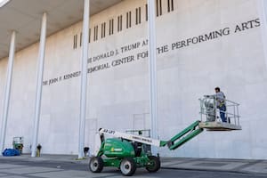 Un juez federal le ordena a Trump retirar su nombre del famoso Kennedy Center