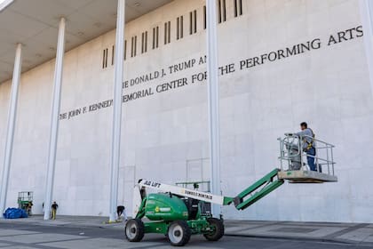 Trabajadores agregan el nombre del presidente Donald Trump al Centro Conmemorativo John F. Kennedy para las Artes Escénicas, después de que una junta designada por Trump votara para cambiar el nombre de la institución