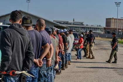 Trabajadores arrestados por el Servicio de Inmigración y Control de Aduanas de Estados Unidos (ICE por sus iniciales en inglés), el miércoles 18 de junio de 2025, en Luisiana