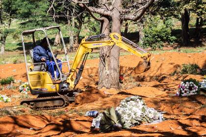 Trabajadores cavan tumbas en el cementerio Vila Formosa, en San Pablo