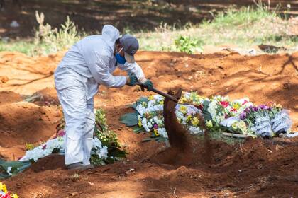 Trabajadores cavan tumbas en el cementerio Vila Formosa, en San Pablo