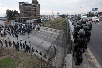 trabajadores conductores choferes línea 60 colectivos Panamericana corte piquete bloqueo Gendarmería