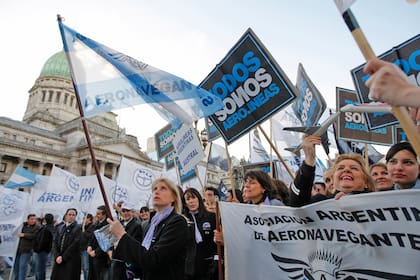 Trabajadores de Aerolineas Argentinas se manifestan, días después de la estatización de la empresa, en 2008