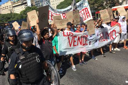 Trabajadores de Cresta Roja protestan en 9 de Julio y Corrientes