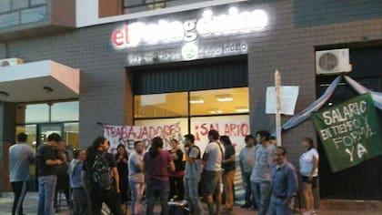 Trabajadores de El Patagónico protestan en la puerta del diario