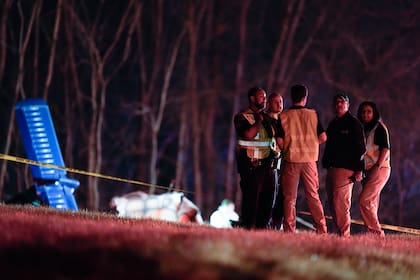Trabajadores de emergencia trabajan en el lugar donde se estrelló una aeronave pequeña junto a la Interestatal 40, cerca de la milla 202, el lunes 4 de marzo de 2024, en Nashville, Tennessee