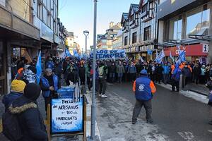 Trabajadores de fábricas de Ushuaia marchan por las calles de la ciudad en un día de paro y movilización contra las nuevas medidas arancelarias del gobierno nacional