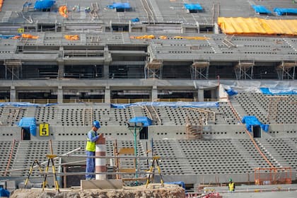 Trabajadores de la construcción en el estadio icónico de Lusail en Doha, Qatar. Sede de la Copa Mundial de la FIFA Qatar 2022