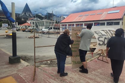Trabajadores de la Dirección Provincial de Puertos protestan contra la intervención