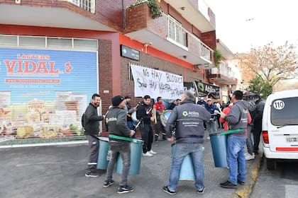 Trabajadores de la empresa de lácteos Vidal protestan en Devoto