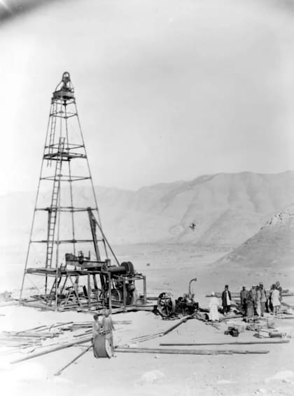 Trabajadores de la Empresa de Petróleo Anglo Iraní operan una torre de extracción de crudo, en 1909, tras el primer descubrimiento moderno del petróleo en la región.