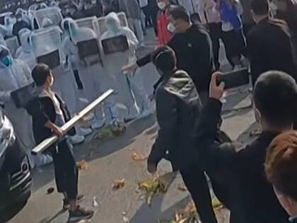 Trabajadores de la firma Foxconn chocan con la policía en Zhengzhou