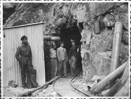 Trabajadores de La Mejicana en un túnel de la mina.