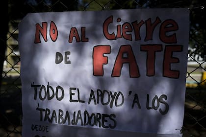 Trabajadores de la planta de Fate permanecen dentro del predio de la fabrica en resguardo de sus puestos de trabajo durante la conciliacion obligatoria dictada por el Ministerio de Trabajo.