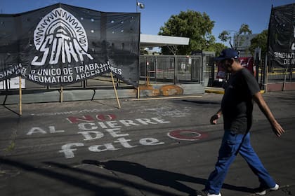 Trabajadores de la planta de Fate permanecen dentro del predio de la fabrica en resguardo de sus puestos de trabajo durante la conciliacion obligatoria dictada por el Ministerio de Trabajo.