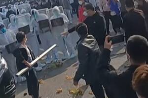 Tensión en China por el Covid: confinan la “ciudad iPhone” tras las protestas de trabajadores