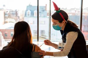 Trabajadores de la salúd de Boston reciben el día de nochebuena inyecciones de la vacuna de Moderna