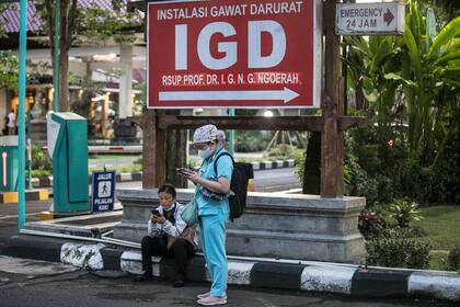 Trabajadores de la salud esperan en el Hospital Sanglah en Denpasar, Bali, Indonesia, el lunes 14 de noviembre de 2022. 