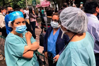 Trabajadores de la salud evacuaron un hospital en la ciudad de México