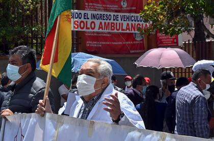 Trabajadores de la salud protestan contra el presidente boliviano Luis Arce y una nueva ley en debate en el parlamento que alegan permitiría al gobierno investigar los bienes de cualquier ciudadano sin orden judicial, en La Paz, el 12 de noviembre de 2021.