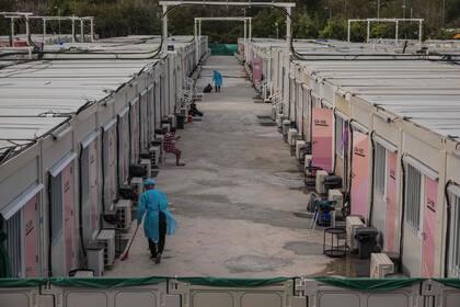 Trabajadores de limpieza en un centro improvisado de aislamiento para enfermos de Covid