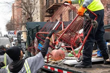 Trabajadores de limpieza juntan residuos en El Bronx, el distrito más afectado por la problemática en los parques