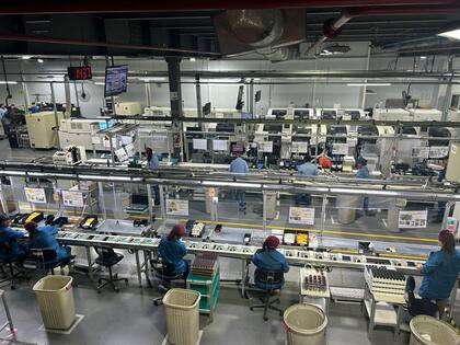 Trabajadores de Newsan, en la planta de Ushuaia, controlan que las placas tengan bien integrados los componentes
