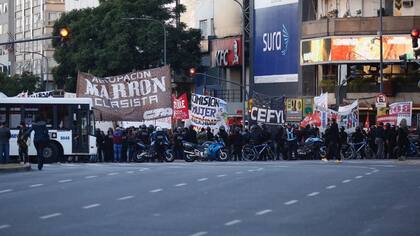Trabajadores de PepsiCo cortan la avenida 9 de julio, en el Obelisco, en reclamo de sus puestos de trabajo
