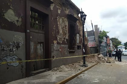 Trabajadores de protección civil retiran escombros en Oaxaca