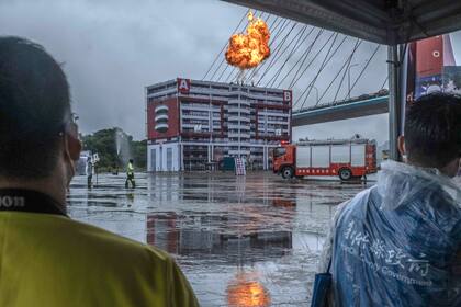 Trabajadores de rescate en un ejercicio que simula edificios y transporte público atacados por misiles chinos, en Hsinchu, Taiwán, el 26 de mayo de 2022. (Lam Yik Fei/The New York Times)