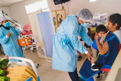 Trabajadores de Socios en Salud en Perú toman una radiografía a un bebé
