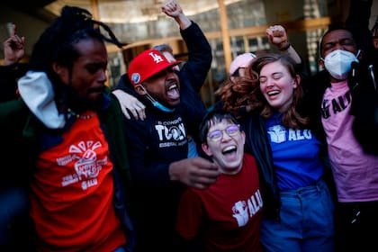 Trabajadores de un centro de distribución de Amazon en Staten Island, Nueva York, celebran la victoria en una consulta para decidir si el personal se sindicaliza o no el 1ro de abril de 2022 (Eduardo Munoz Alvarez/AP)