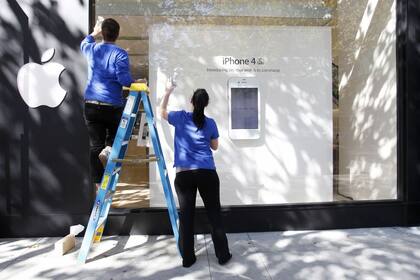 Trabajadores de una tienda de Apple en Palo Alto, California