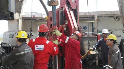 Trabajadores de YPF y Schlumberger en una operación de gas de esquisto en El Orejano.