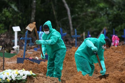 Trabajadores del cementerio cavan tumbas para víctimas y presuntas víctimas de la pandemia de coronavirus en el cementerio Nossa Senhora en Manaus, estado amazónico, Brasil, el 6 de mayo de 2020